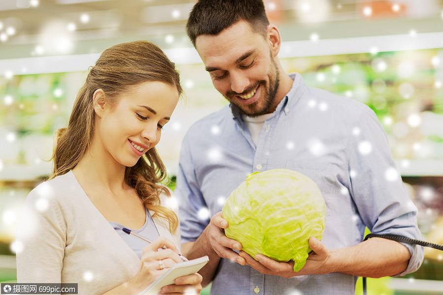 购物,食品,销售,消费主义人的快乐的轻夫妇带着篮子笔记本杂货店超市
